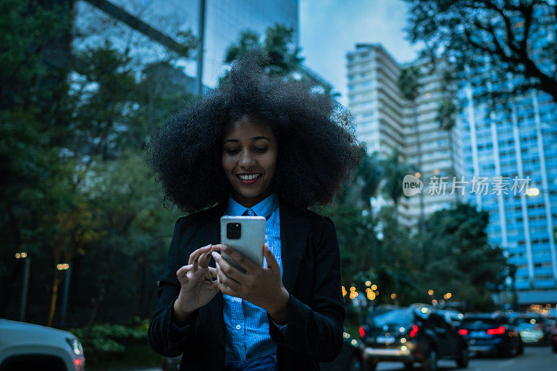 A businesswoman on the streets of São Paulo